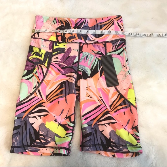 Bebe Sport Women’s Black Tropical Print Biker Shorts size Small NWT - Picture 8 of 9